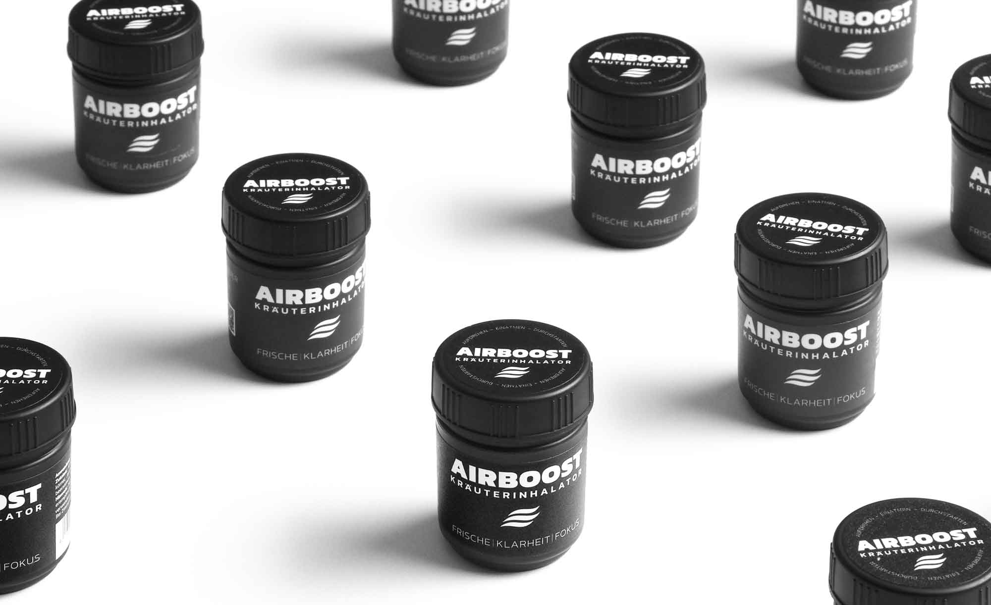 AIRBOOST Kräuterinhalator für mehr Frische, Fokus und Klarheit im Alltag nebeneinander auf weißer Fläche stehend 