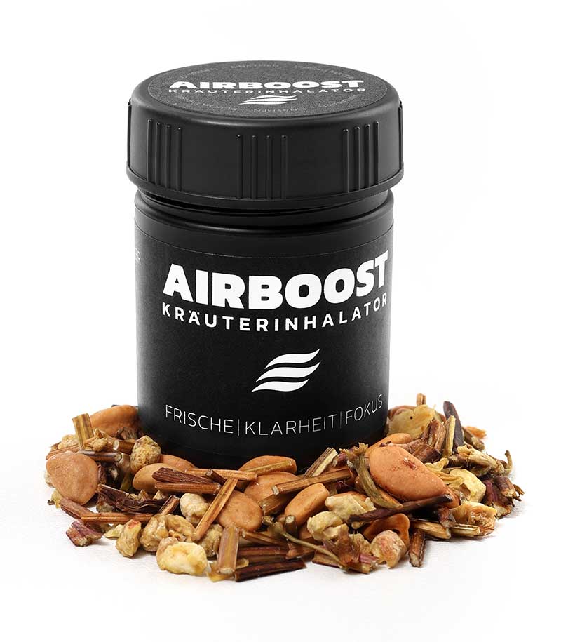 AIRBOOST Kräuterinhalator Dose für mehr Frische, Klarheit und Fokus auf getrockneten Kräutern und weißem Hintergrund