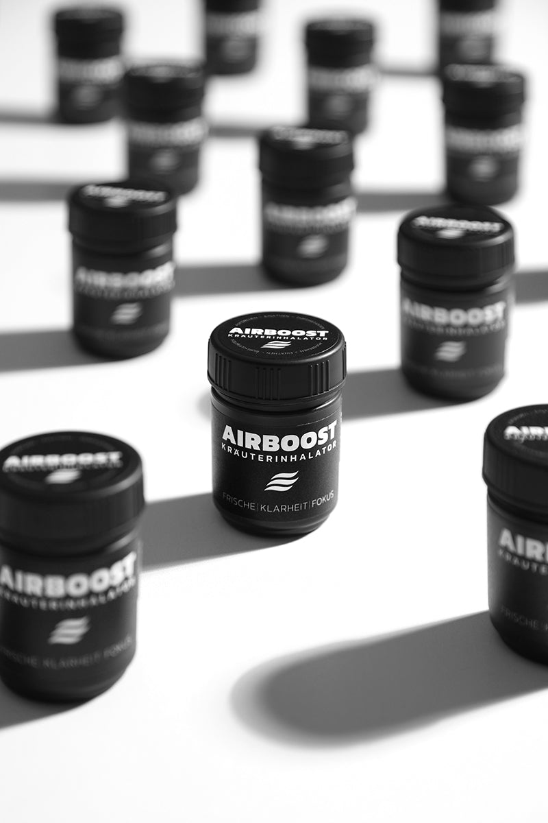 AIRBOOST Kräuterinhalator Werbebild mit vielen Dosen nebeneinander stehend auf weißem Hintergrund 